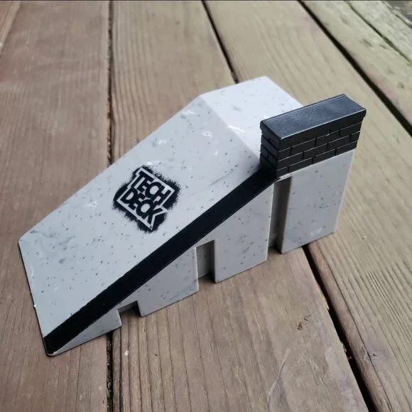 TECH DECK Ramp - Mini Fingerboard Skateboard Ramp - Picture 2 of 11